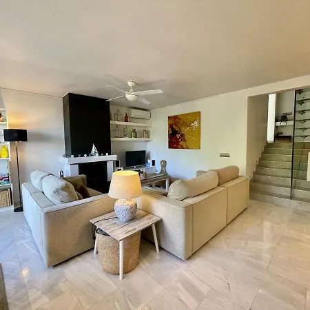 아파트 Apartmento En Rotas Con Piscina